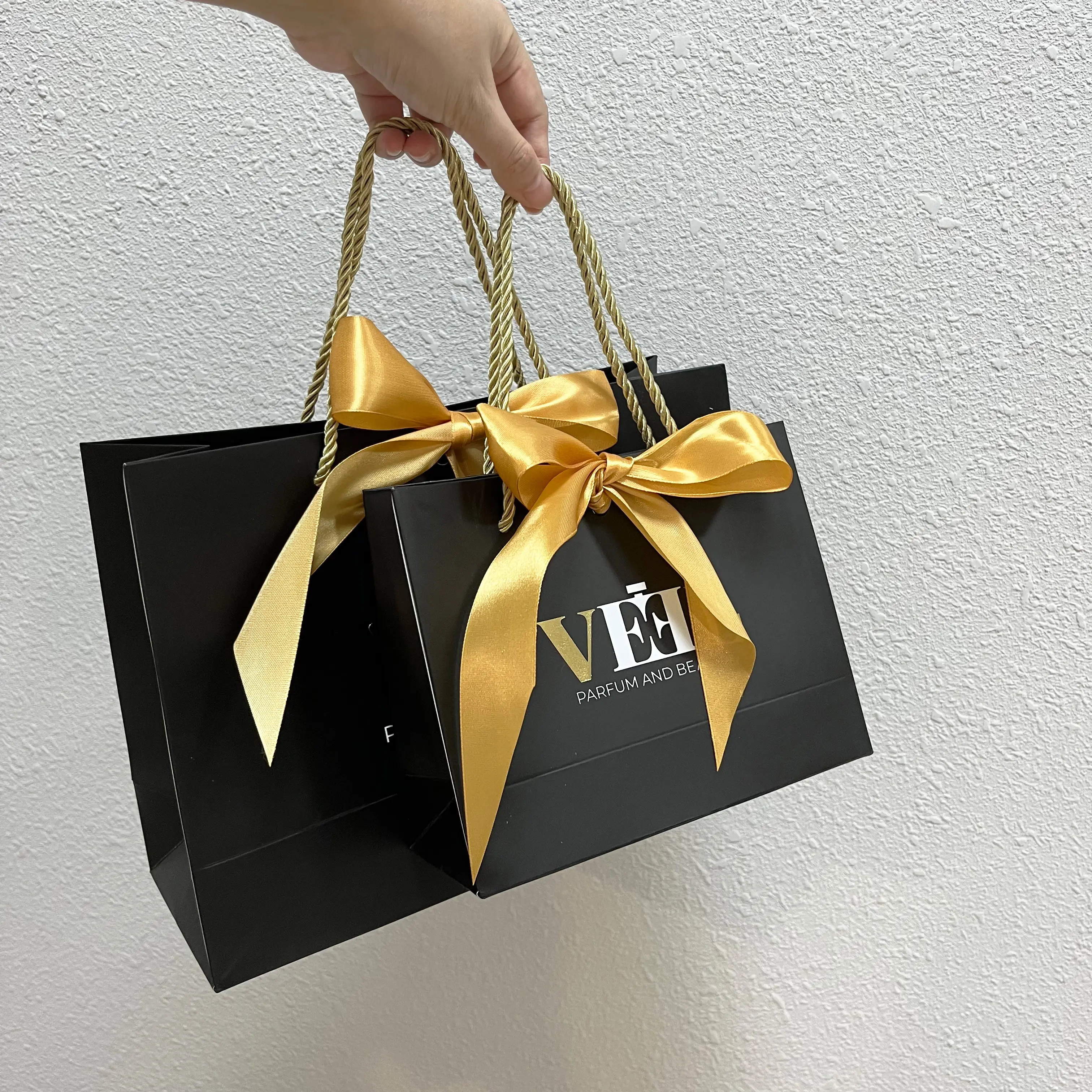 Custom black paper bag gold foil logo paper bag for clothes paper bag with ribbon handle