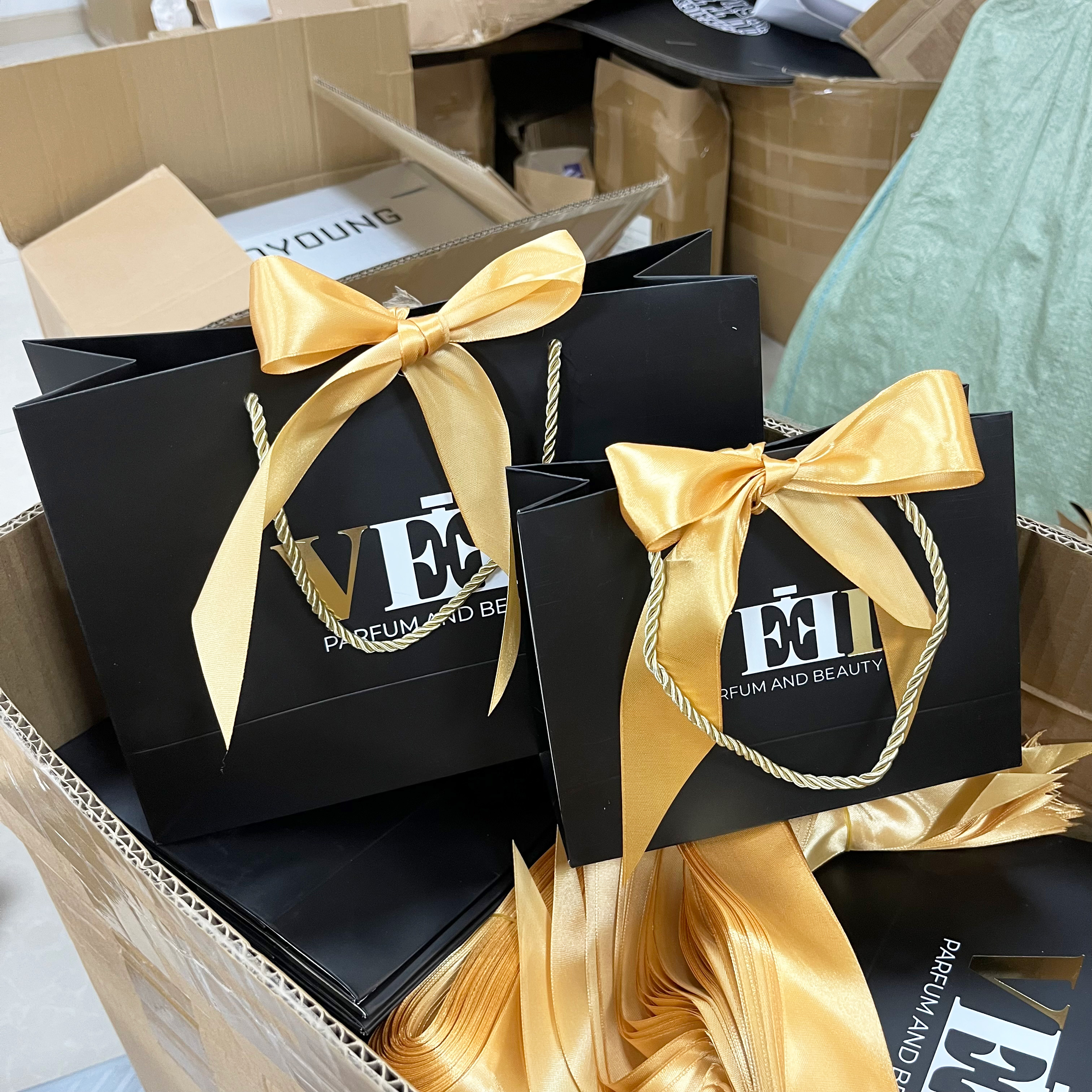Custom black paper bag gold foil logo paper bag for clothes paper bag with ribbon handle